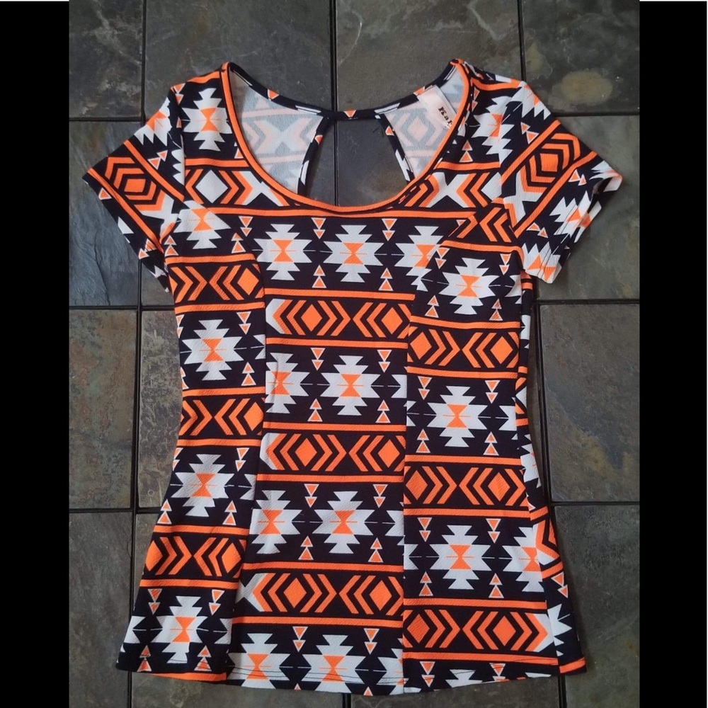 Jr plus Geo Design scoop Neck keyhole back Top